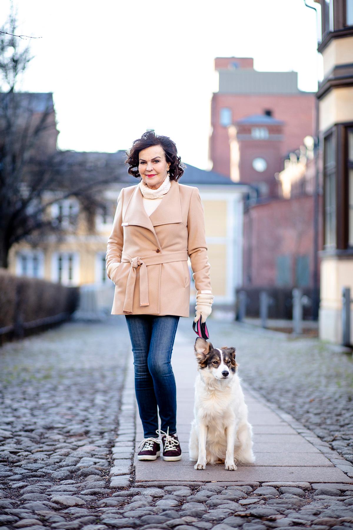 Paula Koivuniemi hoitaa kuntoaan lenkkeilemällä merenrannassa ja metsässä Siru-koiran kanssa.